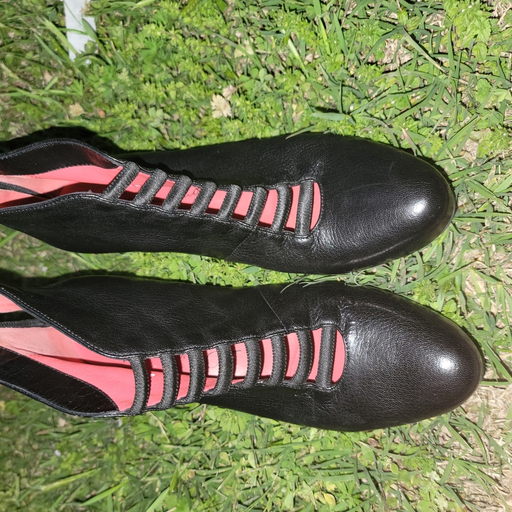 Pas de Rouge Black Leather Shoes with Pink Accents